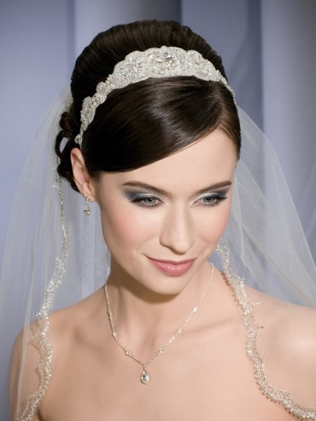 How to Pick the Right Veil and Headpiece | WeddingElation